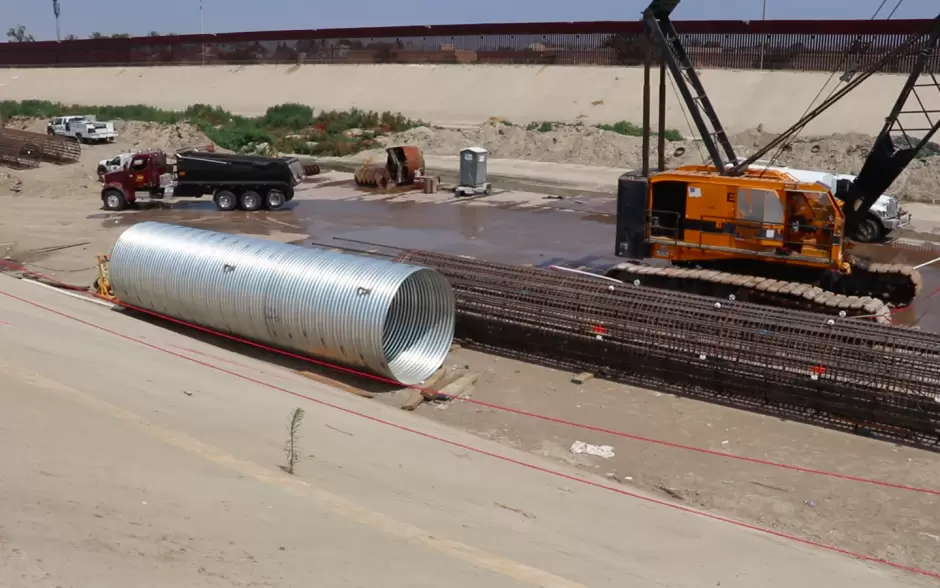 Construccin de muro fronterizo en canalizacin del Ro Tijuana