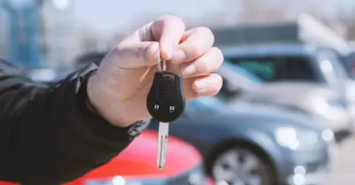 Hombre frente al auto nuevo y portando llaves, material de alta calidad de 4k