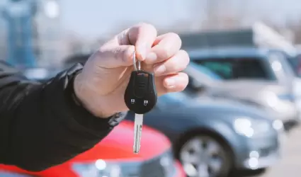Hombre frente al auto nuevo y portando llaves, material de alta calidad de 4k
