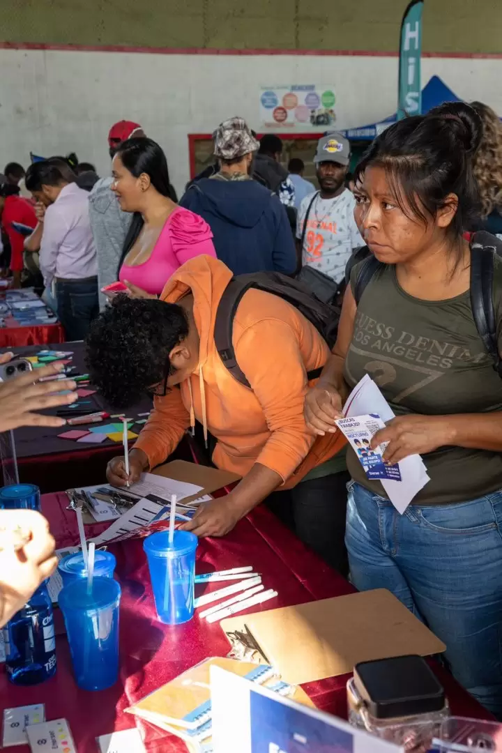 Asisten 500 migrantes a la Feria del Empleo