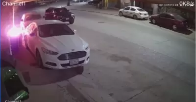 Graban en video como incendian carro estacionado en domicilio de El Tecolote