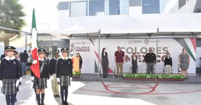 Realizan honores a la bandera en la primaria de Colegio Firenze