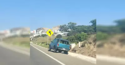 Vecinos denuncian abandono de vehculo en carretera escnica Rosarito-Playas