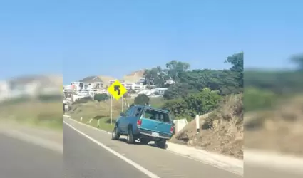 Vecinos denuncian abandono de vehculo en carretera escnica Rosarito-Playas