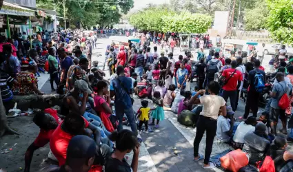 Haitianos hacen filas para poder iniciar el trmite de la visa humanitaria en Ta