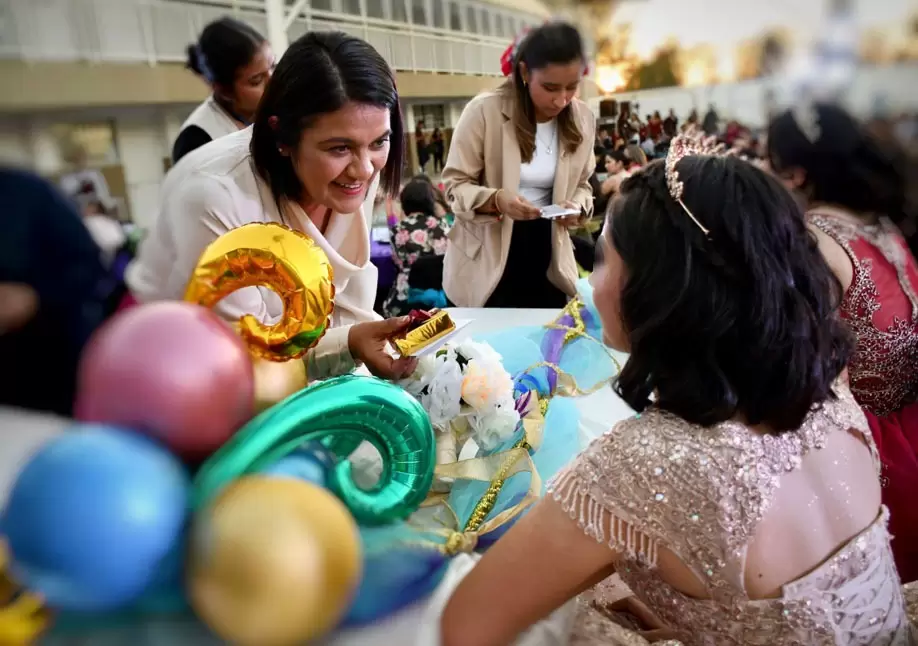 Festejan XV aos a 10 adolescentes del albergue temporal de Mexicali