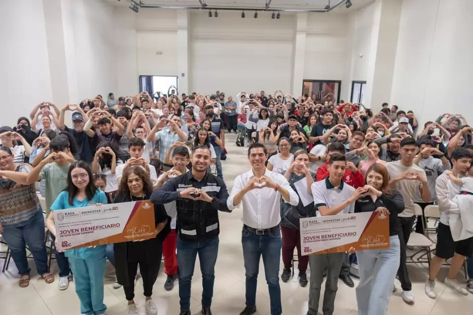 Beneficia Juventud BC con becas a estudiantes de preparatoria y universidad de Tecate