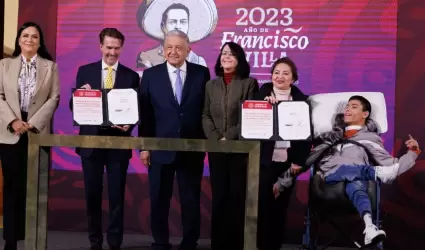 Presidente Lpez Obrador firma como testigo de honor