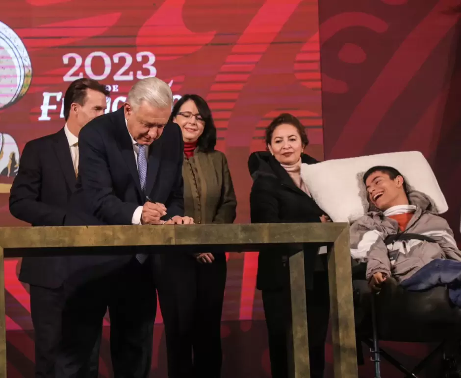 AMLO firma como testigo de honor