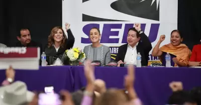 Se re�nen Claudia Sheinbaum y Marina del Pilar con migrantes en Los �ngeles