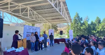 Entrega Secretar�a de Educaci�n BC apoyos a estudiantes del nivel b�sico de Teca