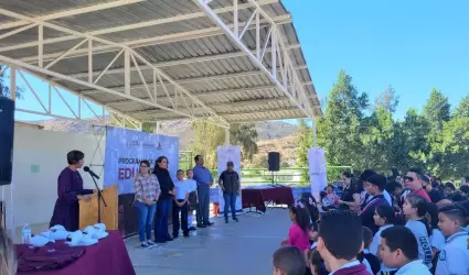 Entrega Secretar�a de Educaci�n BC apoyos a estudiantes del nivel b�sico de Teca