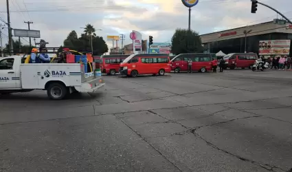 Taxistas se manifiestan en bulevar Daz Ordaz