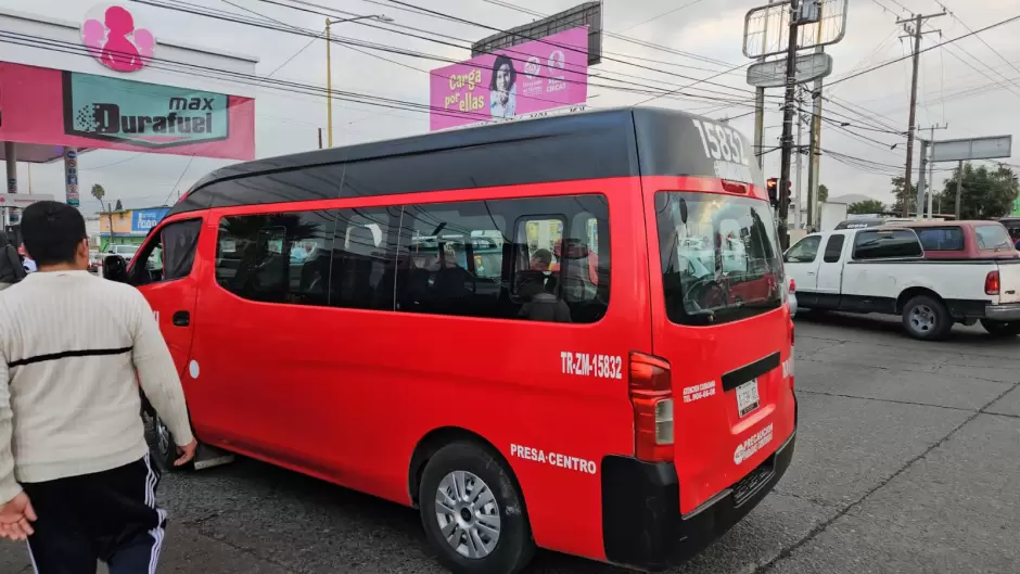 Taxistas se manifiestan en bulevar Daz Ordaz