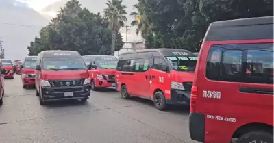 Llega equipo antimotines a bloqueo de taxistas rojo y negro