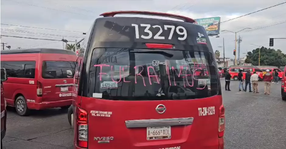 Llega equipo antimotines a bloqueo de taxistas rojo y negro