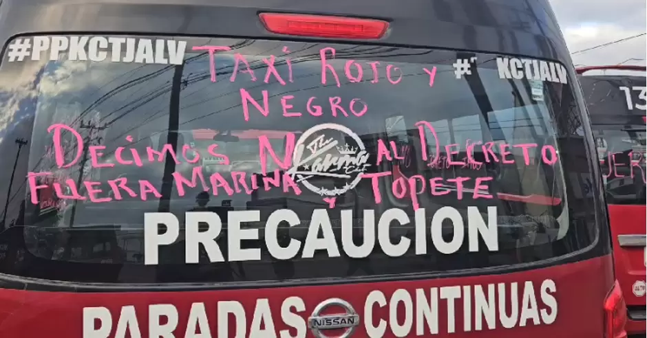 Llega equipo antimotines a bloqueo de taxistas rojo y negro