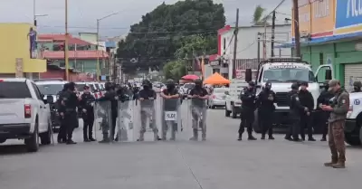 Llega equipo antimotines a bloqueo de taxistas rojo y negro