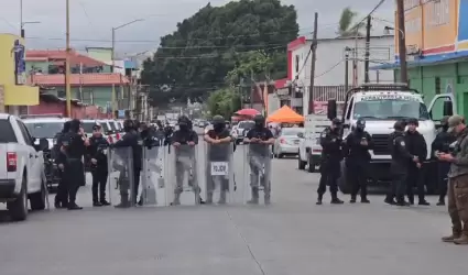 Llega equipo antimotines a bloqueo de taxistas rojo y negro