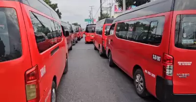 Llega equipo antimotines a bloqueo de taxistas rojo y negro