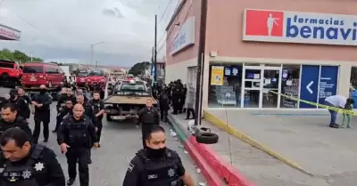 Retiran con uso de la fuerza bloqueo de taxistas rojo y negro