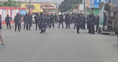 Retiran con uso de la fuerza bloqueo de taxistas rojo y negro