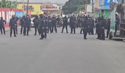 Retiran con uso de la fuerza bloqueo de taxistas rojo y negro