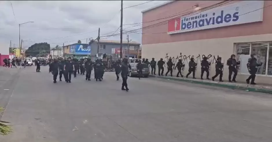 Retiran con uso de la fuerza bloqueo de taxistas rojo y negro