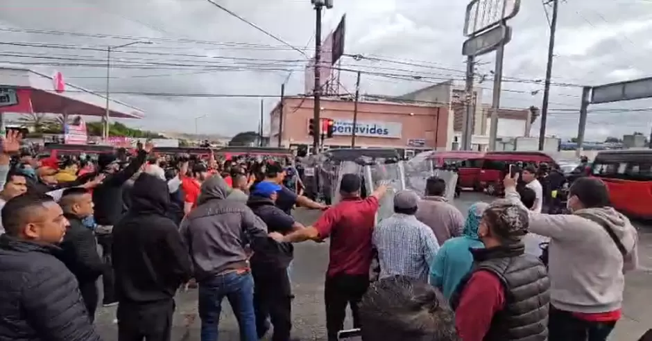 Retiran con uso de la fuerza bloqueo de taxistas rojo y negro