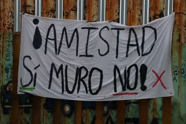 Activistas se encadenan al muro fronterizo