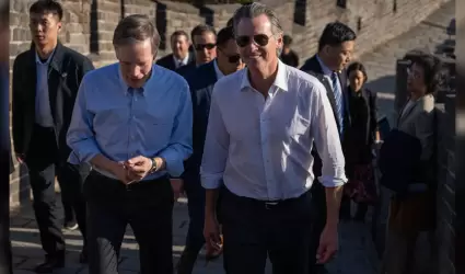 El gobernador Gavin Newsom en su visita a la Gran Muralla China.