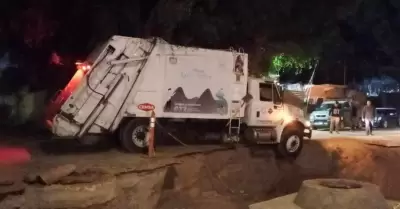 Camin recolector de basura sufre accidente; Vecinos denuncian deterioro de call