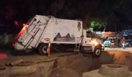 Camin recolector de basura sufre accidente; Vecinos denuncian deterioro de call