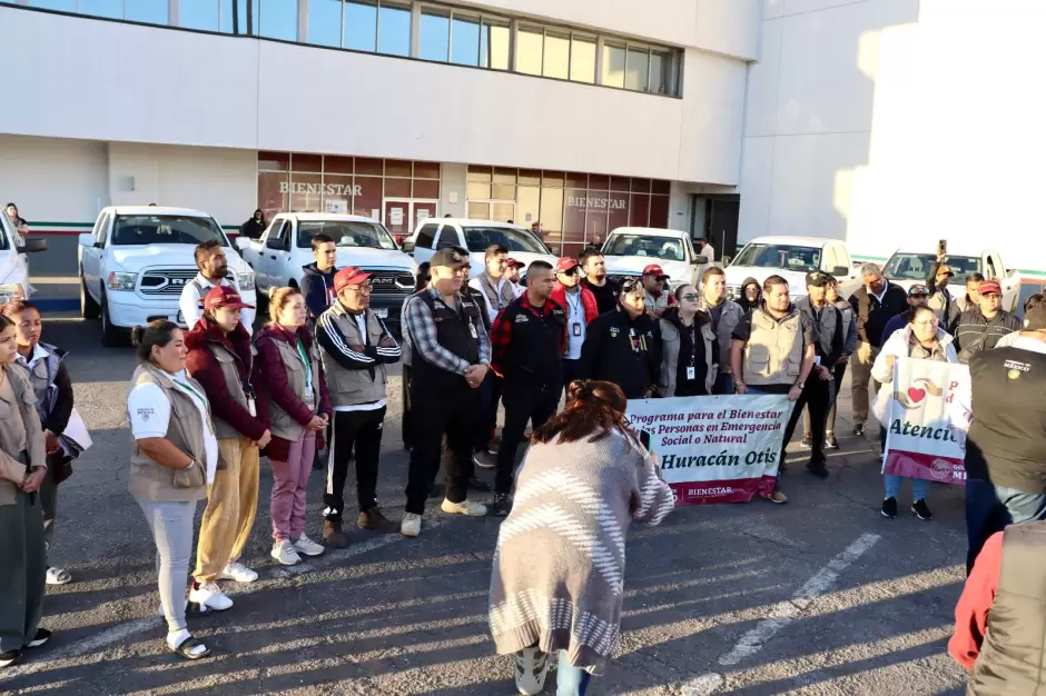 Ruiz Uribe parte con un contingente de servidores de la naci�n hacia Acapulco