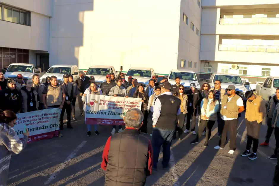 Ruiz Uribe parte con un contingente de servidores de la naci�n hacia Acapulco