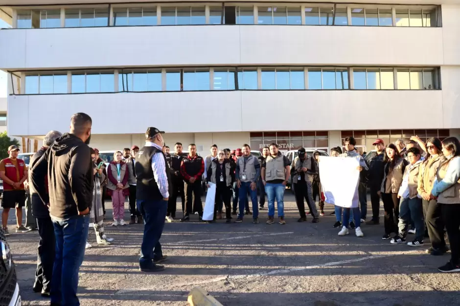 Ruiz Uribe parte con un contingente de servidores de la naci�n hacia Acapulco