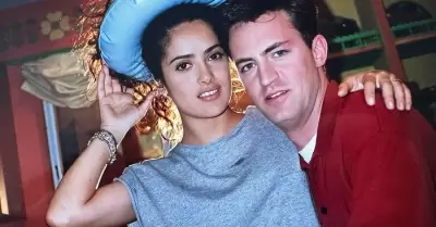 Salma Hayek lamenta la muerte de Matthew Perry