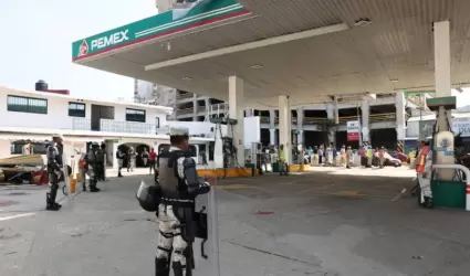 Guardias nacionales vigilan una gasolinera en Acapulco