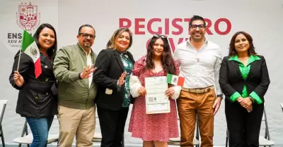 Entrega Armando Ayala actas de nacimiento por doble nacionalidad