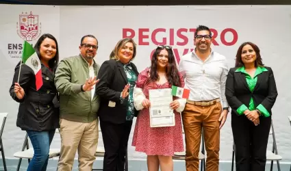 Entrega Armando Ayala actas de nacimiento por doble nacionalidad