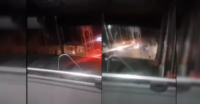 VIDEO: Nios y adultos lanzaron piedras y huevos a transporte de personal