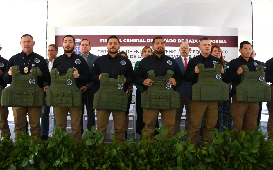 Entrega de equipo tctico, uniformes y vehculos a la Agencia Estatal de Investigacin