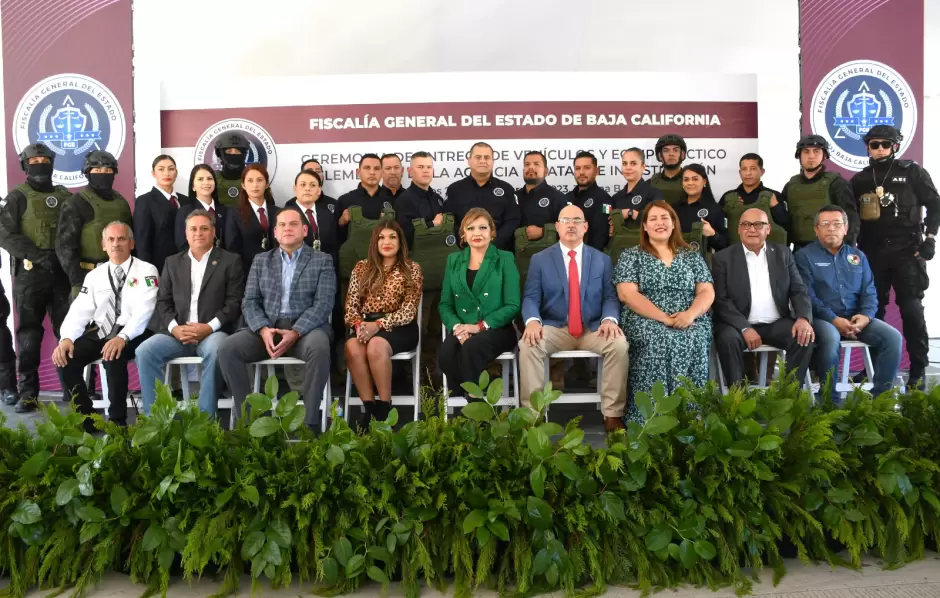 Entrega de equipo tctico, uniformes y vehculos a la Agencia Estatal de Investigacin