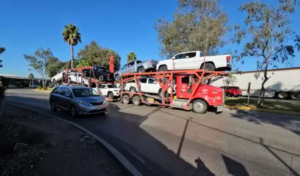 Preocupa salud de choferes de camiones carga; permanecen 7 horas en largas filas