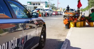 Patrulla polica municipal en da de muertos