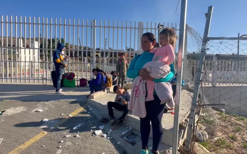 Se apersonan migrantes en las inmediaciones de la garita de SY