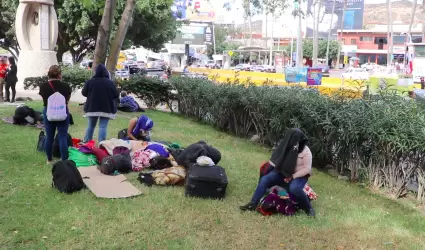 Se apersonan migrantes en las inmediaciones de la garita de SY