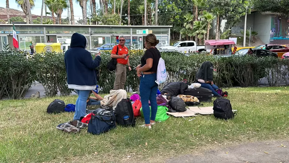 Se apersonan migrantes en las inmediaciones de la garita de SY