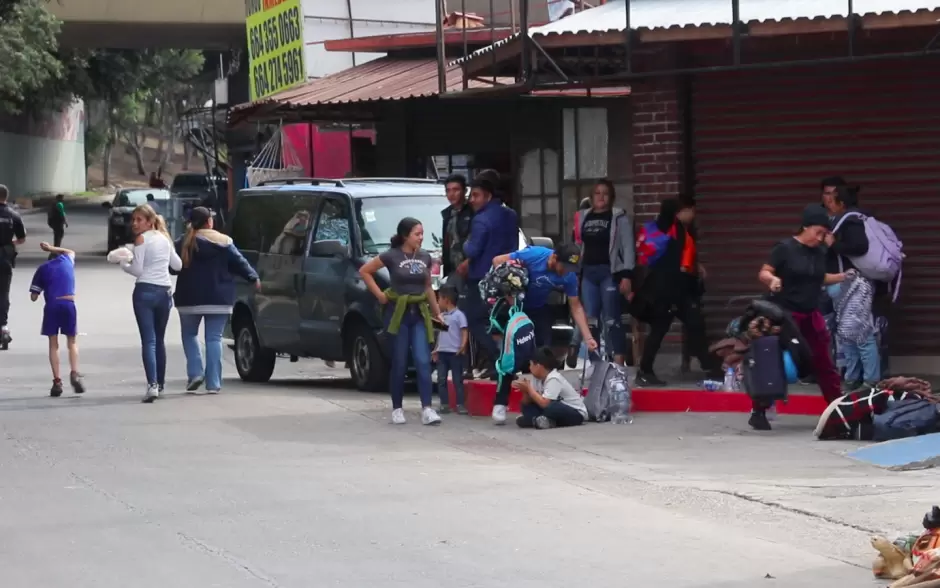 Se apersonan migrantes en las inmediaciones de la garita de SY