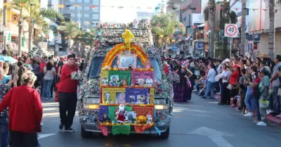 Disfrutan miles de tijuanenses del primer carnaval del d�a de muertos en la Aven